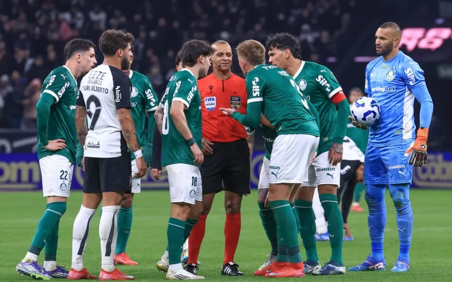 Palmeiras questiona à CBF atuação da arbitragem em jogo contra Corinthians